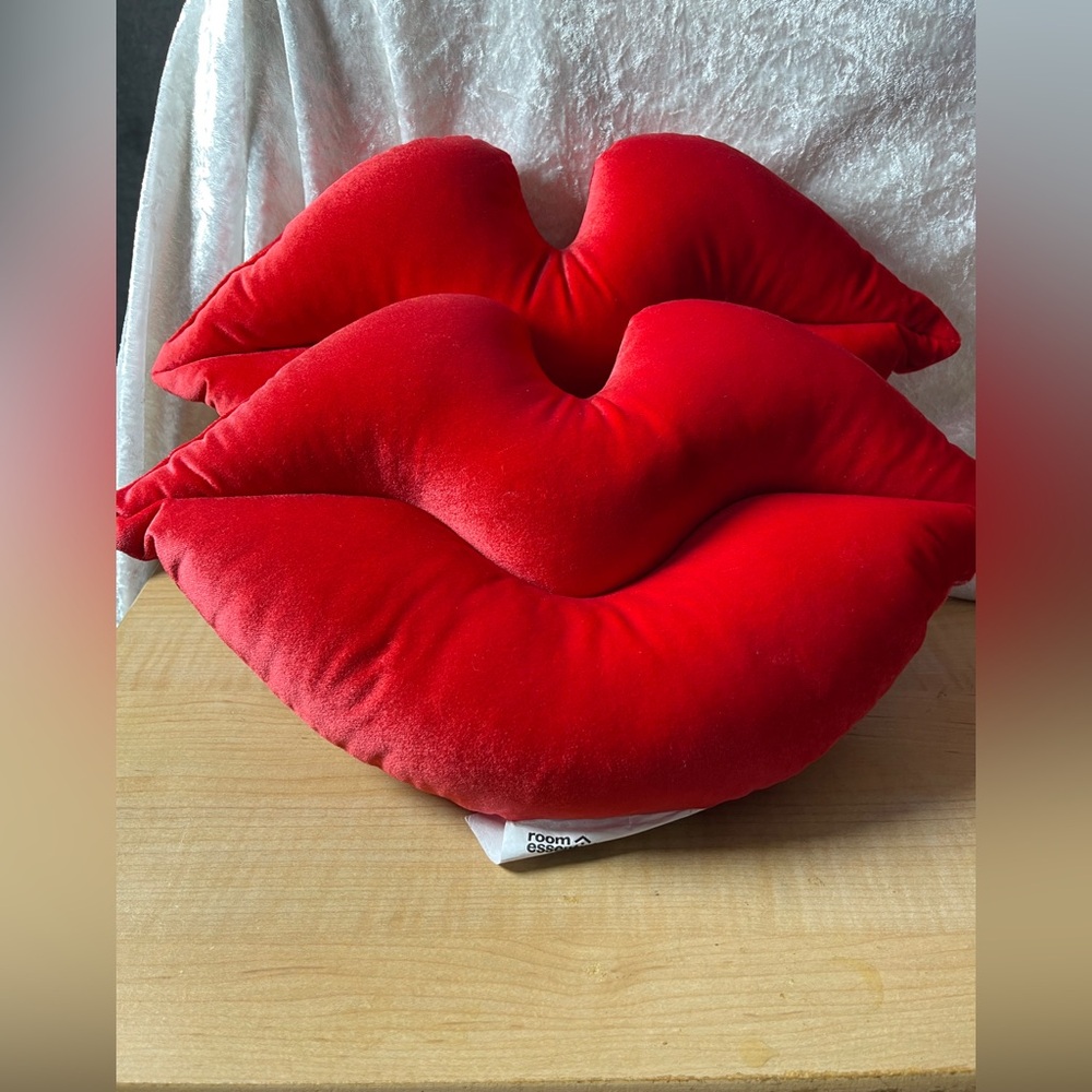 Lip pillows